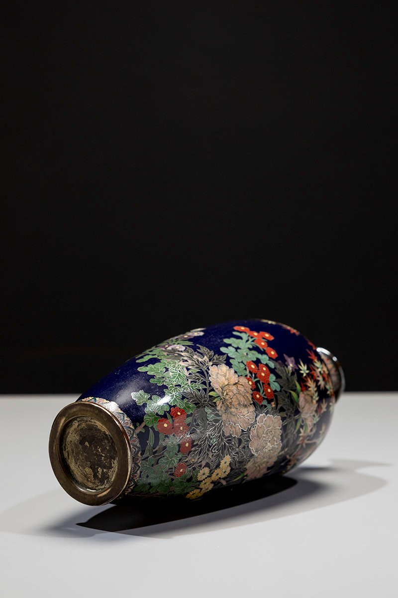 Vaso giapponese cloisonné decorato con un giardino di fiori e un acero-photo-7