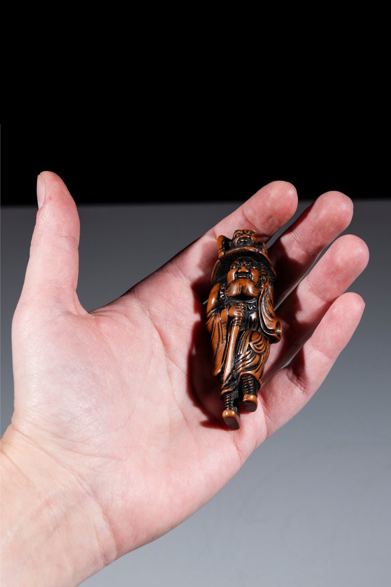Netsuke in legno di bosso raffigurante Shoki con Oni-photo-4