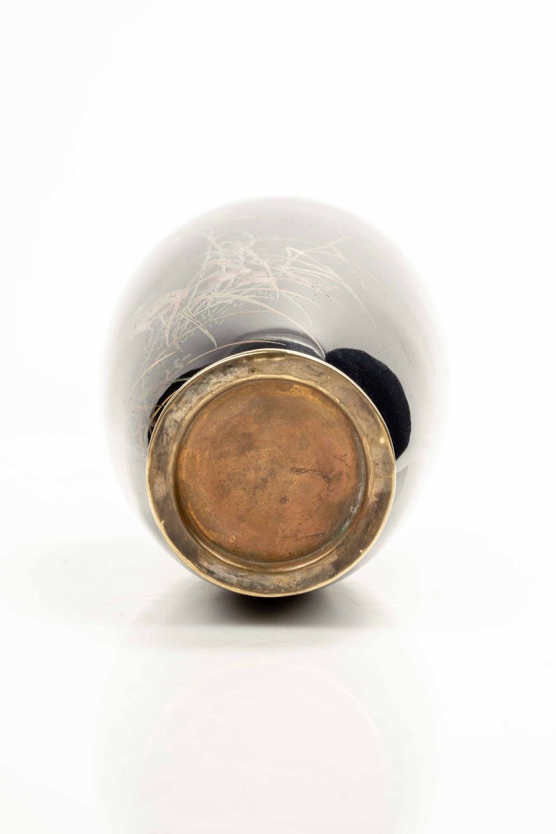 Vaso cloisonné decorato con una gru lungo le rive di un corso d’acqua-photo-1