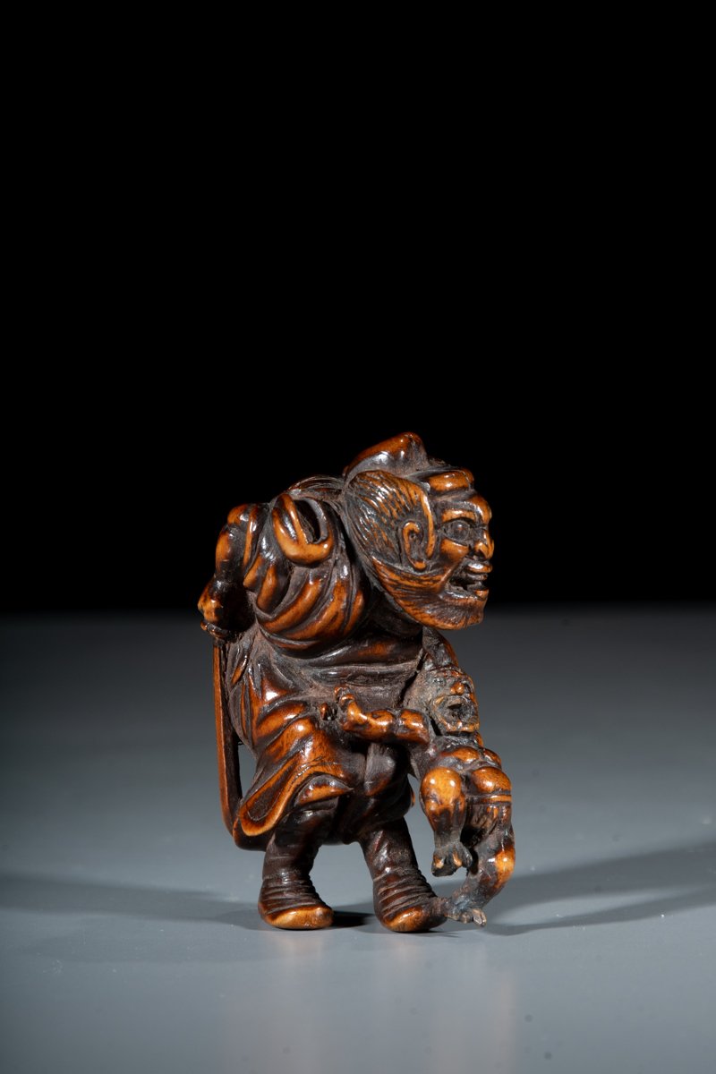 Netsuke in legno di bosso raffigurante Shoki con Oni-photo-3