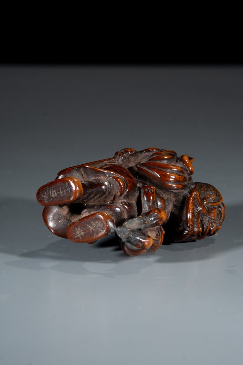 Netsuke in legno di bosso raffigurante Shoki con Oni-photo-4