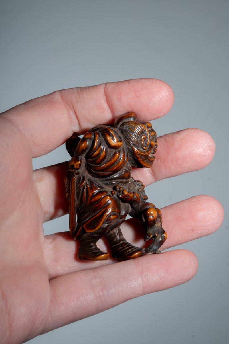 Netsuke in legno di bosso raffigurante Shoki con Oni-photo-1
