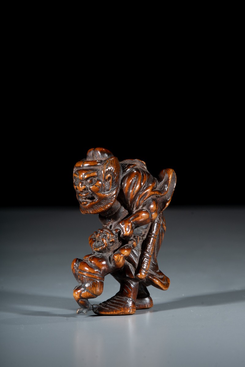 Netsuke in legno di bosso raffigurante Shoki con Oni
