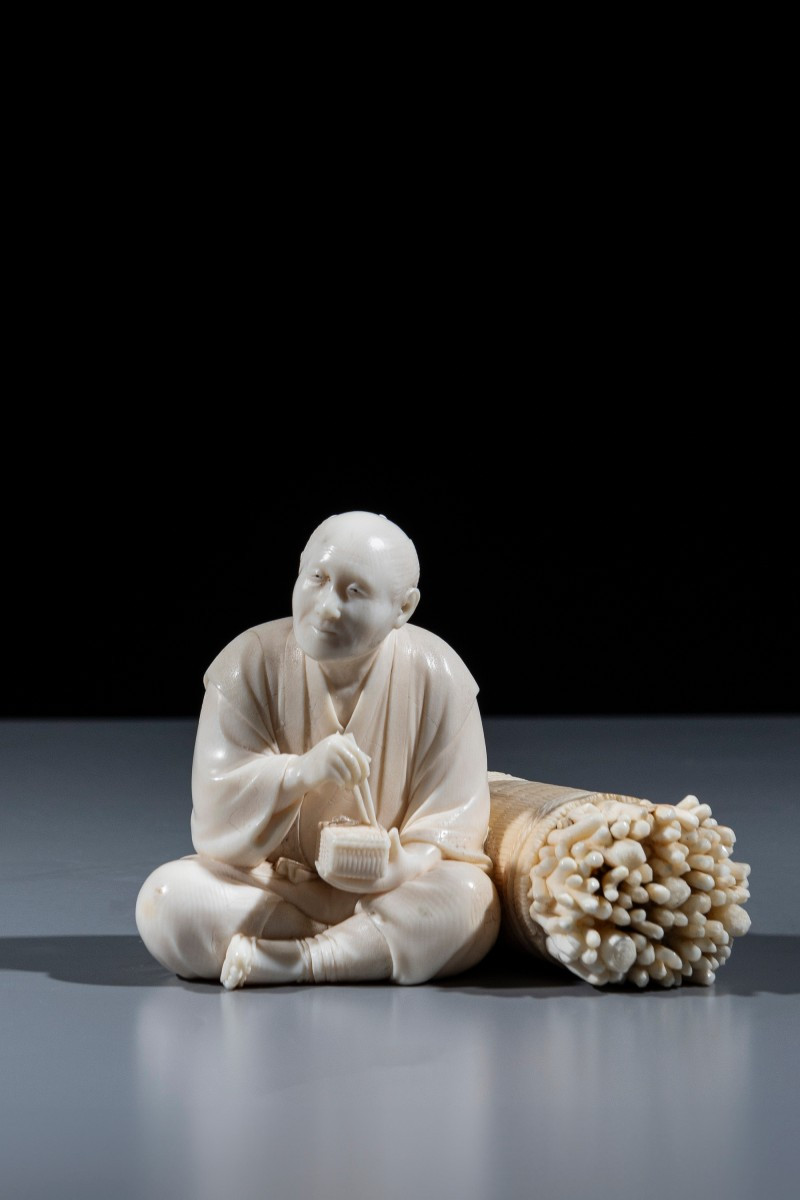 Okimono in avorio raffigurante un taglialegna