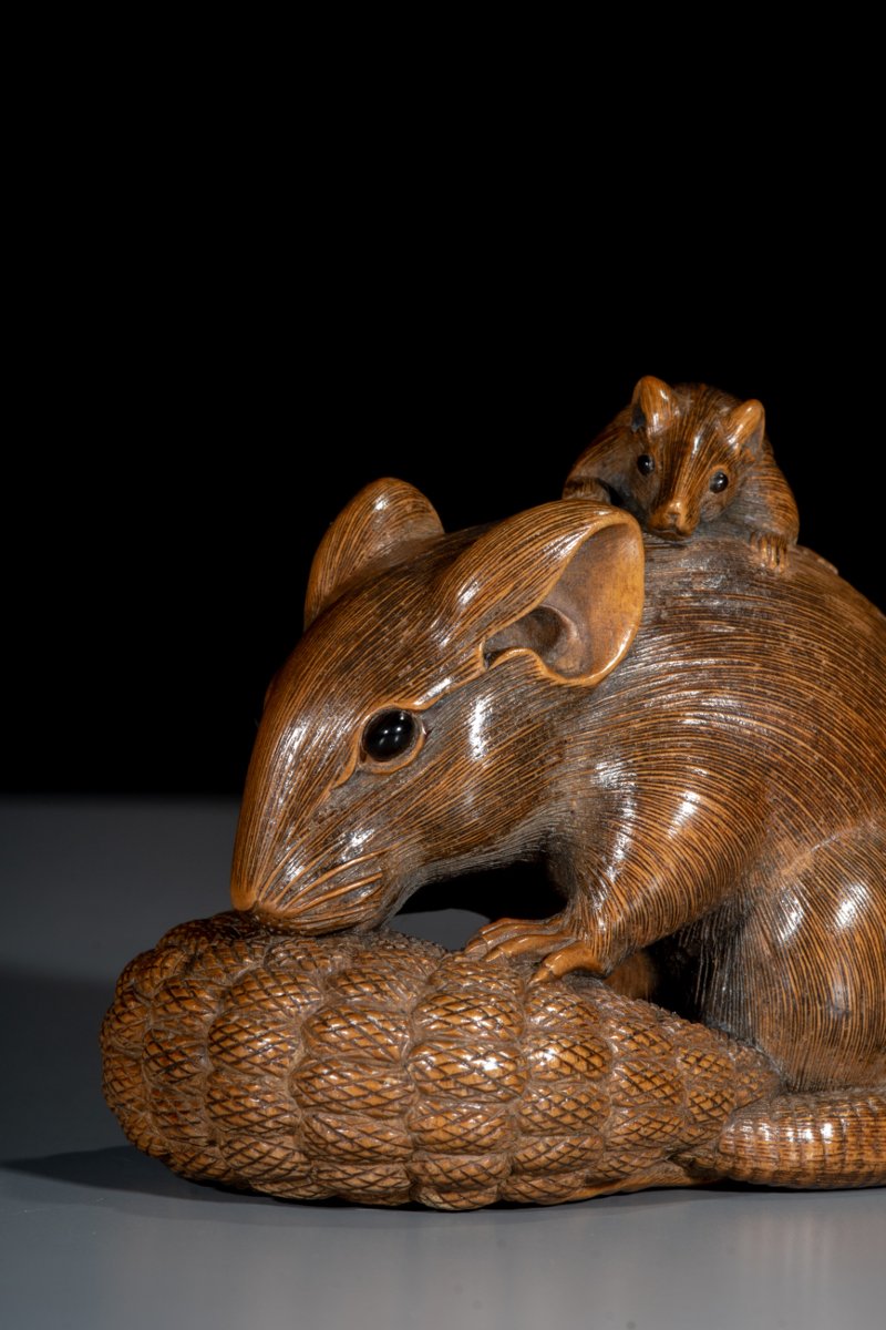 Okimono in legno di bosso con due topi e spiga di miglio, firmato Ikko-photo-4