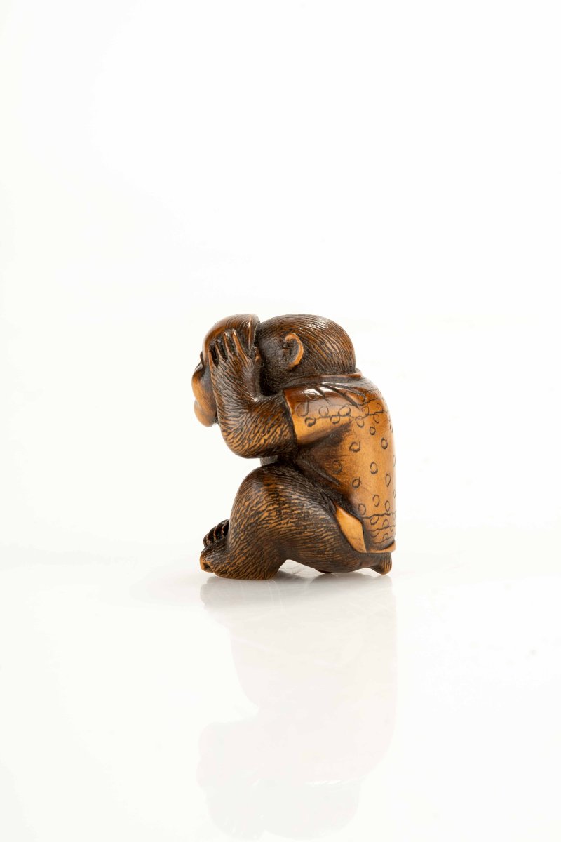 Netsuke in bosso raffigurante una scimmia con la maschera di Okame-photo-2