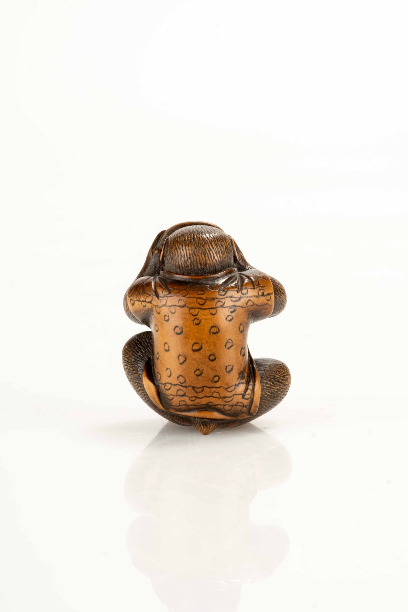 Netsuke in bosso raffigurante una scimmia con la maschera di Okame-photo-3