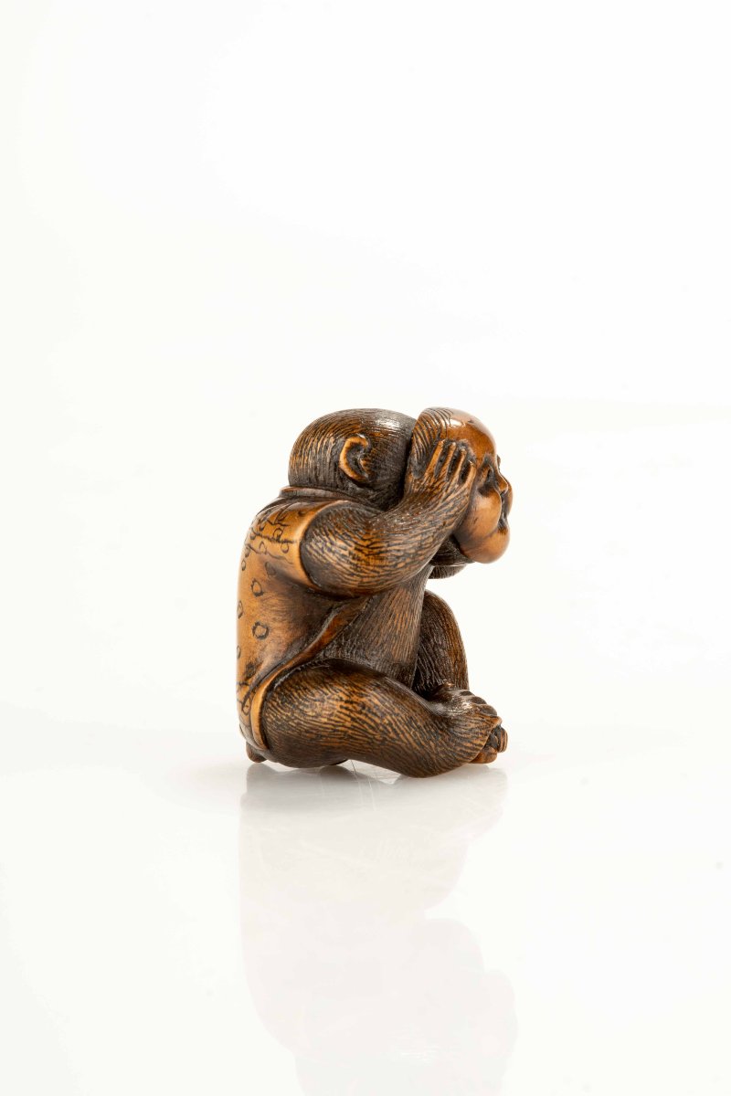 Netsuke in bosso raffigurante una scimmia con la maschera di Okame-photo-4