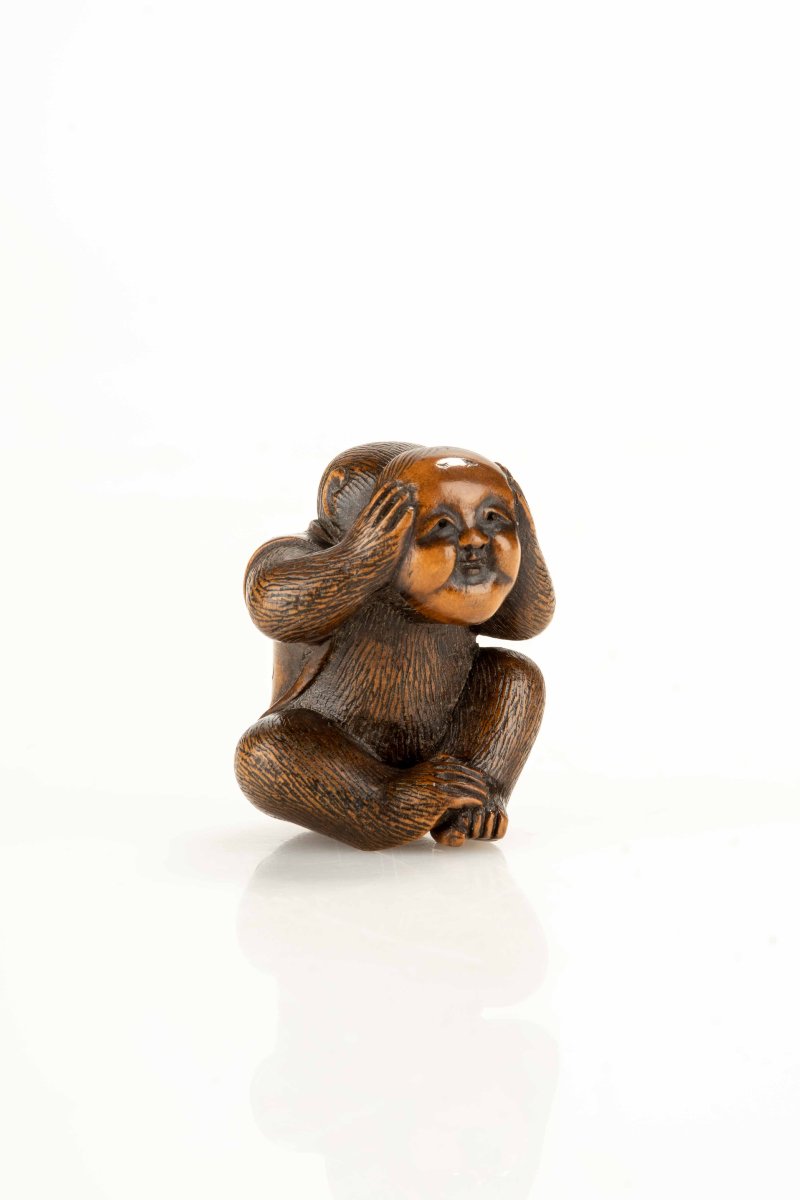 Netsuke in bosso raffigurante una scimmia con la maschera di Okame-photo-1