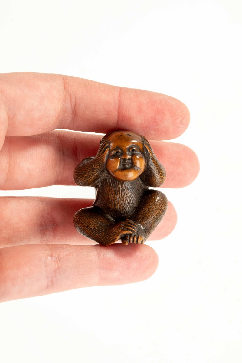 Netsuke in bosso raffigurante una scimmia con la maschera di Okame-photo-2