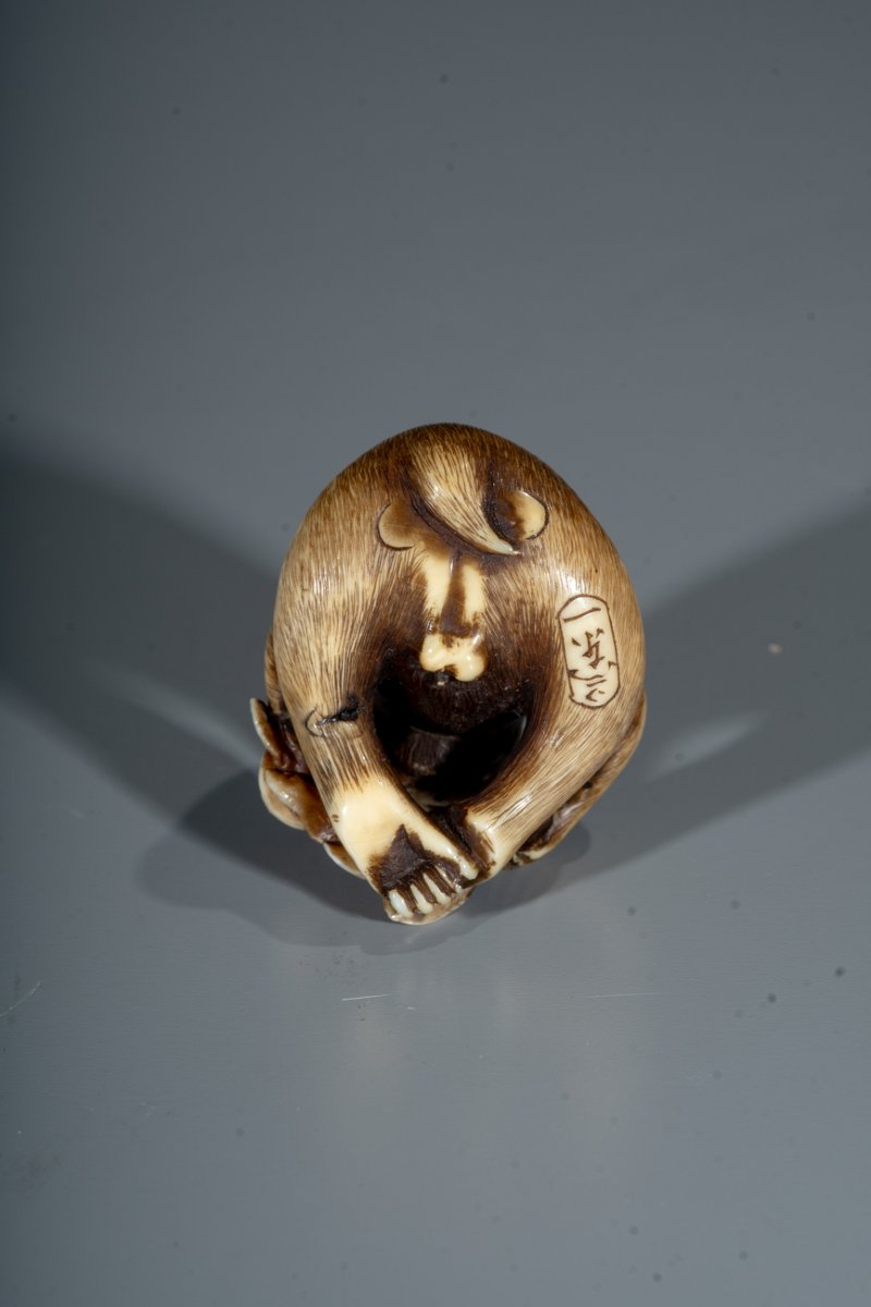 Netsuke in avorio raffigurante una scimmia con frutto-photo-1
