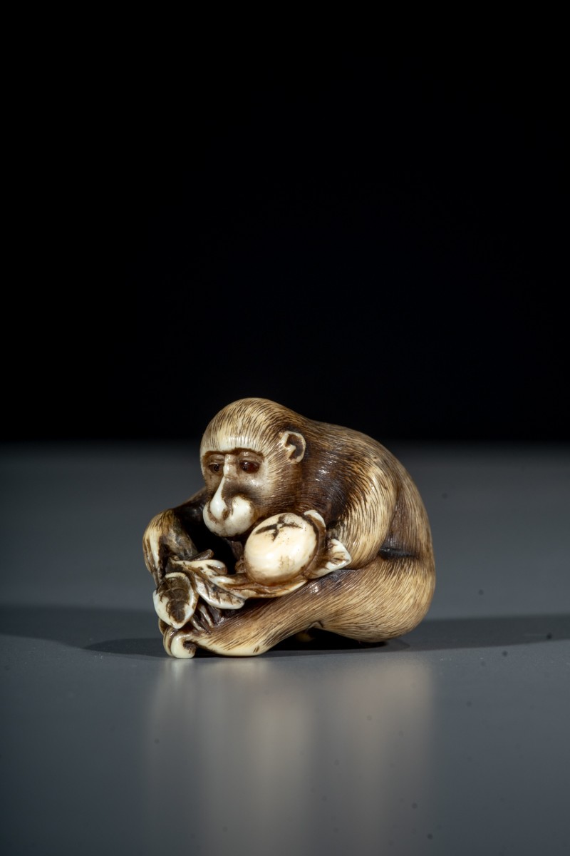 Netsuke in avorio raffigurante una scimmia con frutto