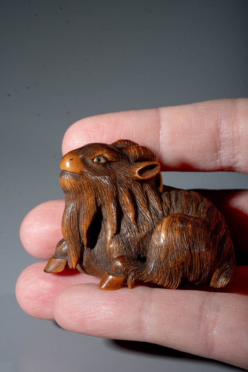 Netsuke in legno di bosso raffigurante una capra, firmato Masanao-photo-1