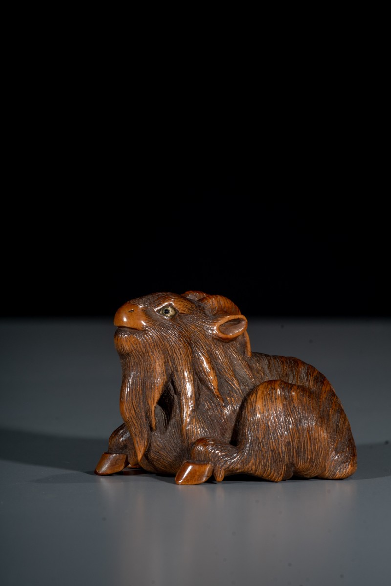 Netsuke in legno di bosso raffigurante una capra, firmato Masanao