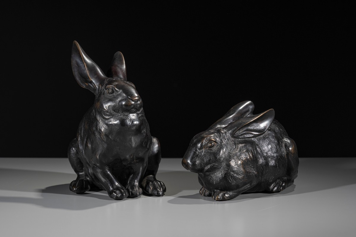 Coppia di conigli in bronzo a patina scura, firmato Juzan