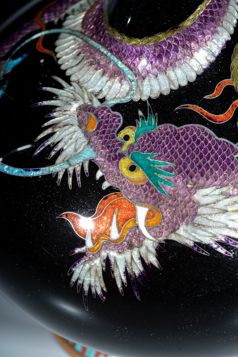 Coppia di vasi cloisonné a fondo nero con draghi Ryū in smalto ginbari-photo-4