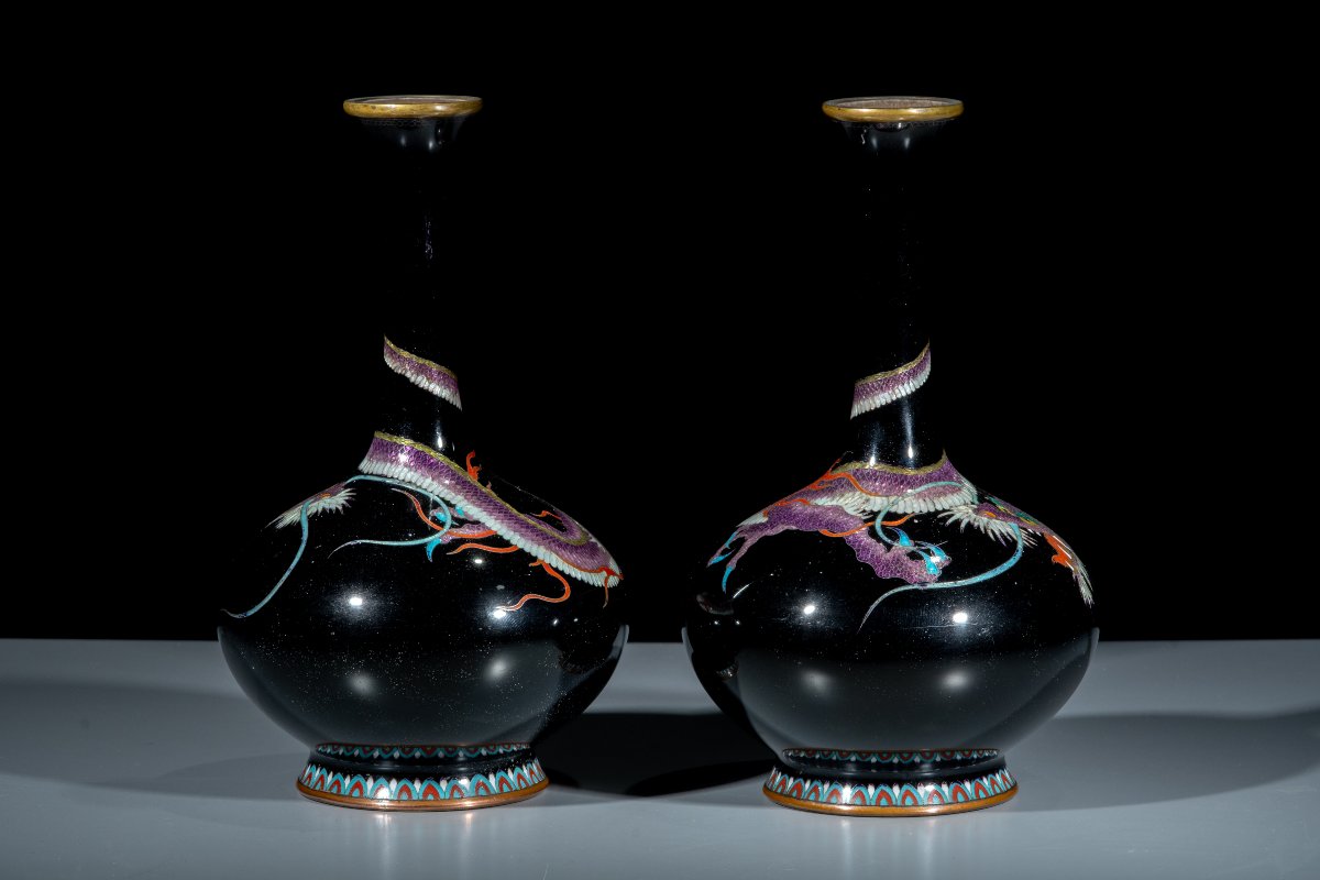 Coppia di vasi cloisonné a fondo nero con draghi Ryū in smalto ginbari-photo-5