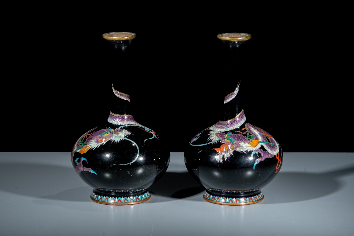 Coppia di vasi cloisonné a fondo nero con draghi Ryū in smalto ginbari