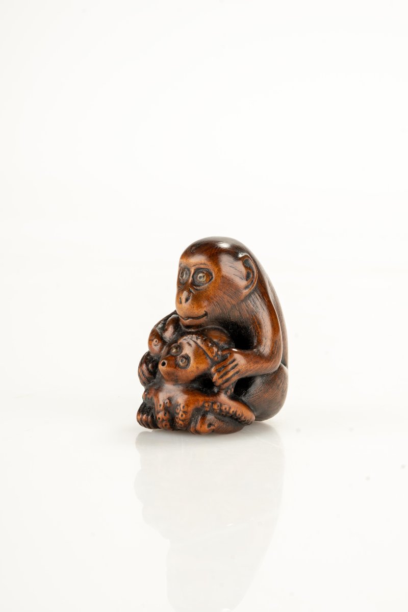Netsuke in legno di bosso raffigurante una scimmia con polpo-photo-3
