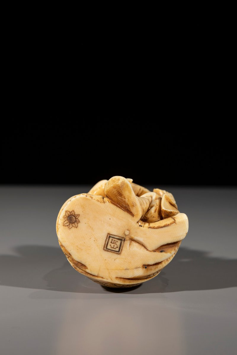 Okimono in avorio raffigurante Daikoku con pennello e libro-photo-2