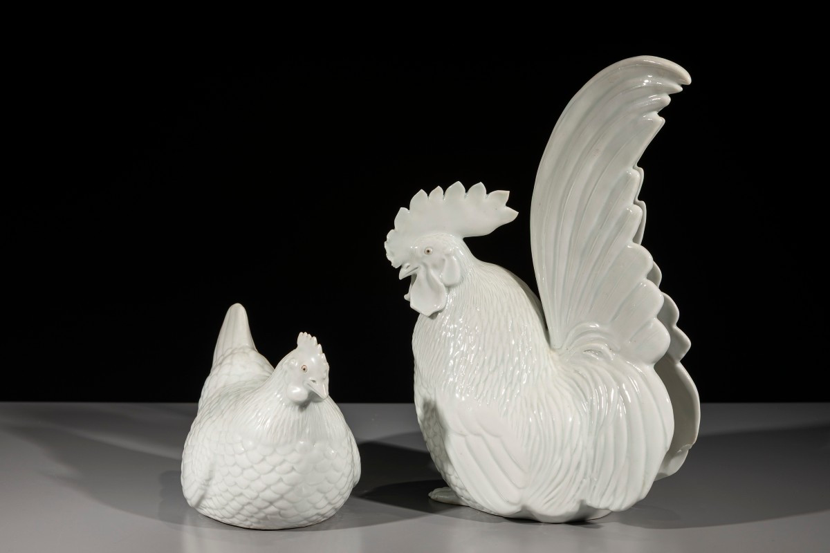 Coppia di okimono in porcellana raffiguranti gallo e gallina disponibile