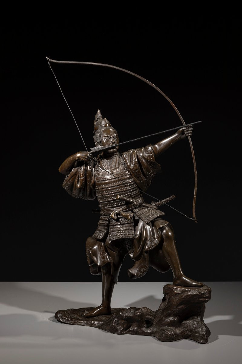 Okimono in bronzo raffigurante un samurai con arco, firmato Yoshimitsu-photo-2