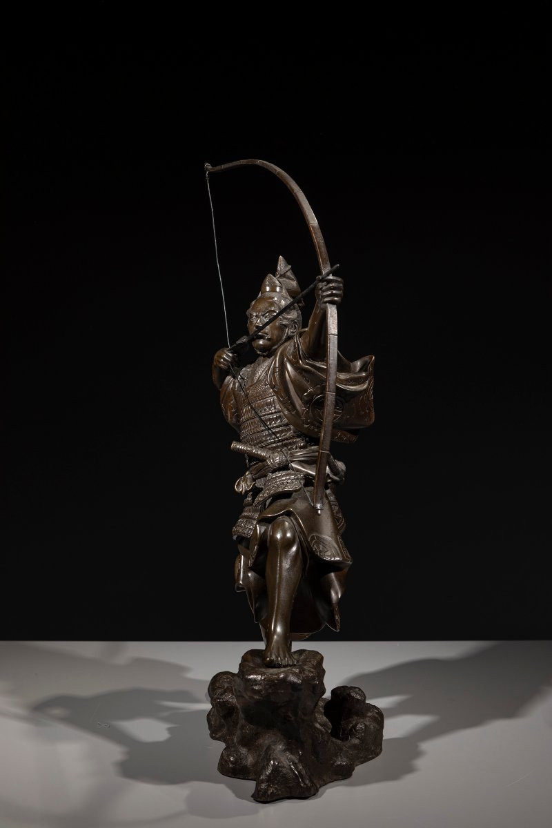Okimono in bronzo raffigurante un samurai con arco, firmato Yoshimitsu-photo-3