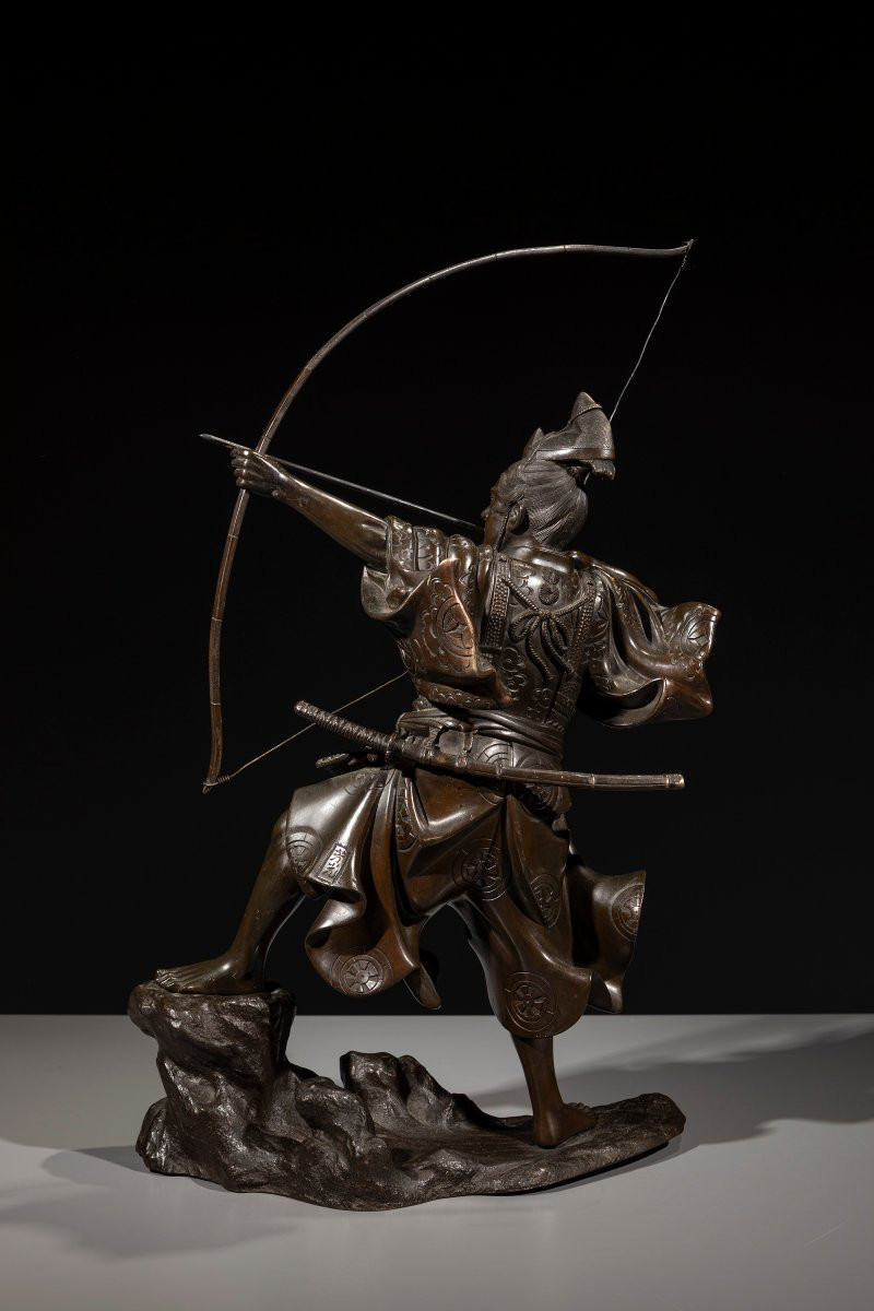 Okimono in bronzo raffigurante un samurai con arco, firmato Yoshimitsu-photo-4
