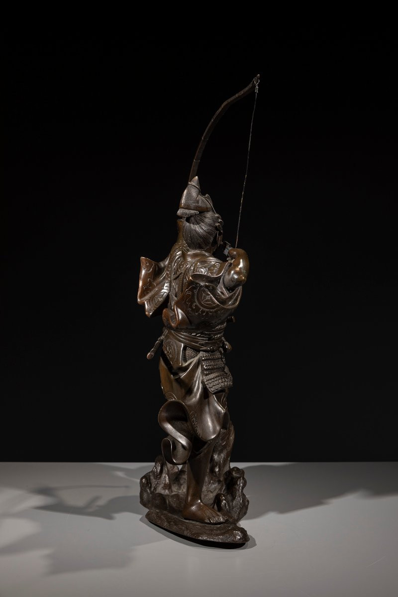 Okimono in bronzo raffigurante un samurai con arco, firmato Yoshimitsu-photo-1