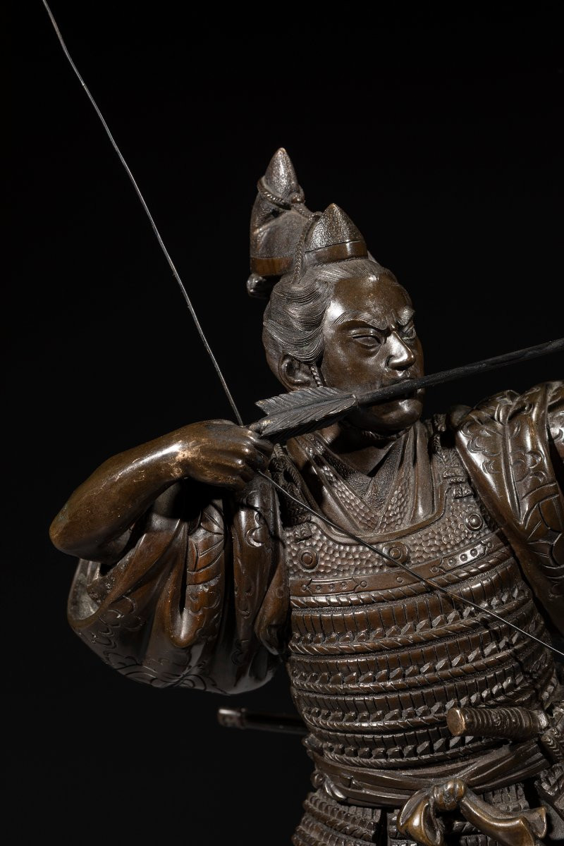 Okimono in bronzo raffigurante un samurai con arco, firmato Yoshimitsu-photo-2