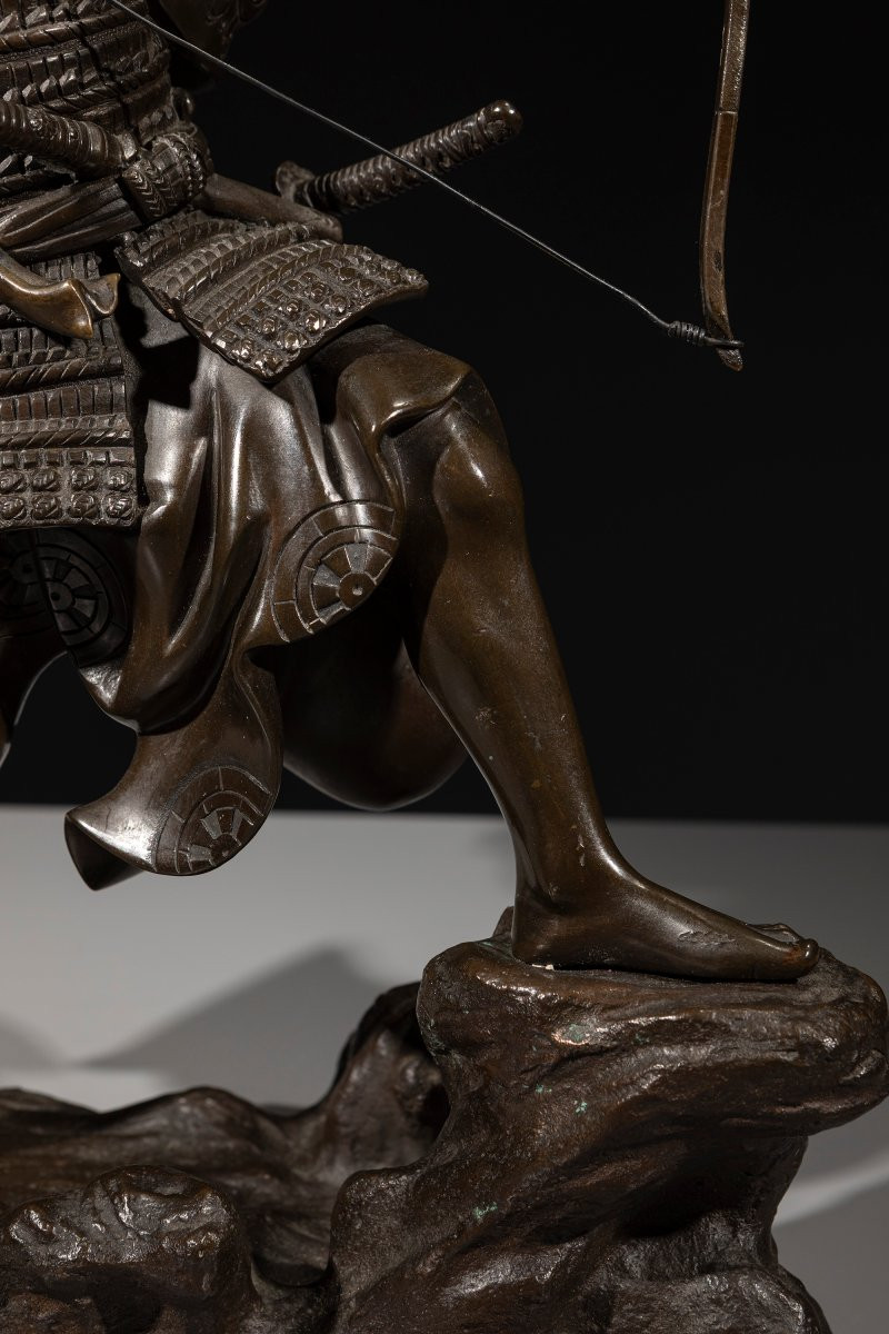 Okimono in bronzo raffigurante un samurai con arco, firmato Yoshimitsu-photo-3