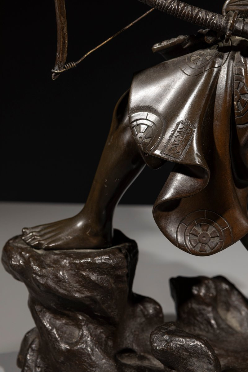 Okimono in bronzo raffigurante un samurai con arco, firmato Yoshimitsu-photo-6