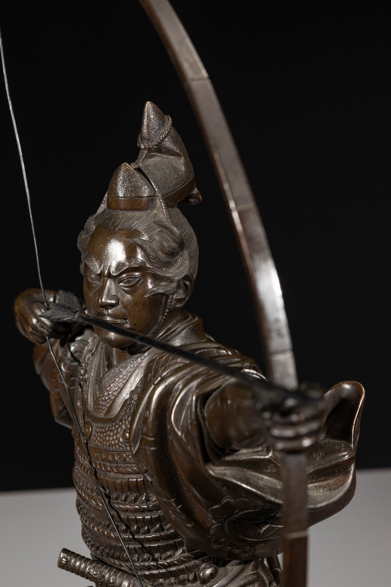 Okimono in bronzo raffigurante un samurai con arco, firmato Yoshimitsu