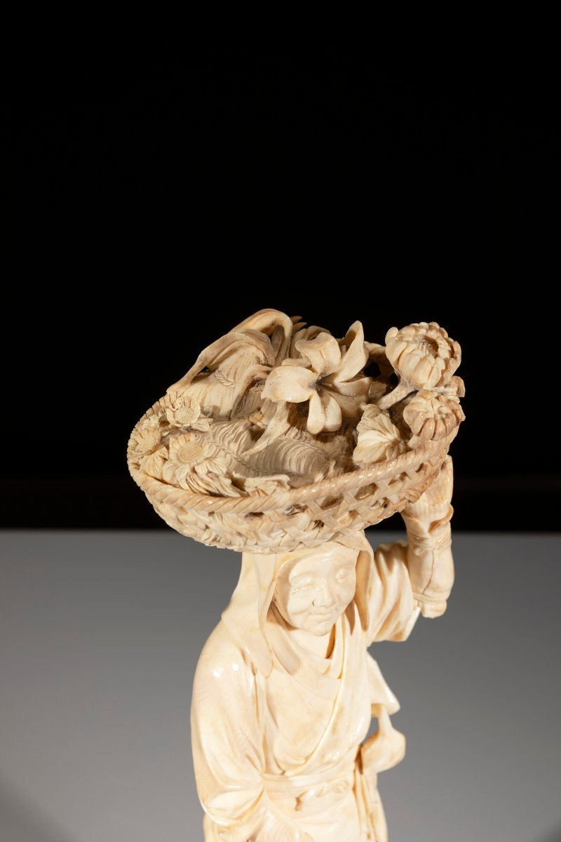 Okimono in avorio della Scuola di Tokyo raffigurante una contadina-photo-2