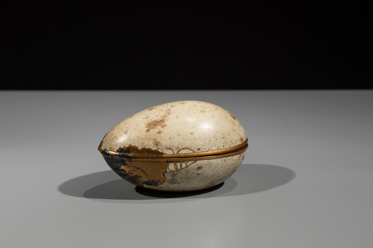 Scatola portaincenso in legno laccato a forma di uovo