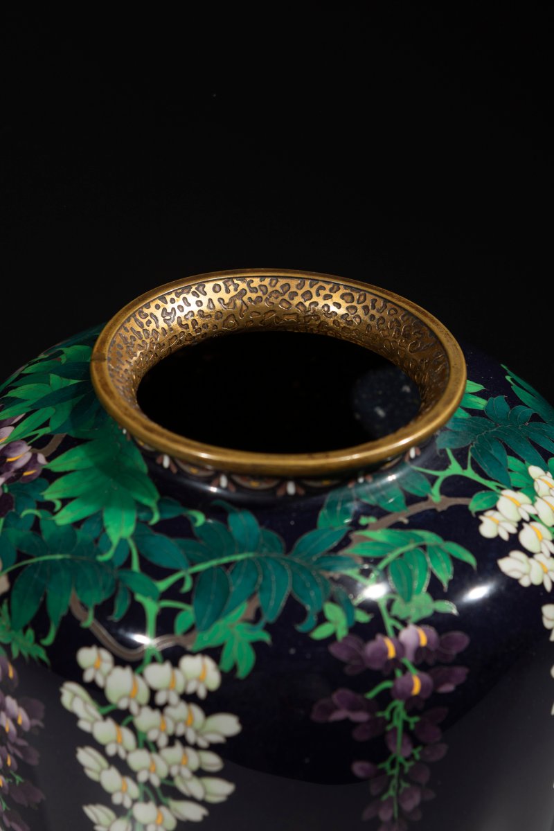 Vaso cloisonné in filo d’argento con glicine su fondo blu notte, firmato Ota Hyozo-photo-2