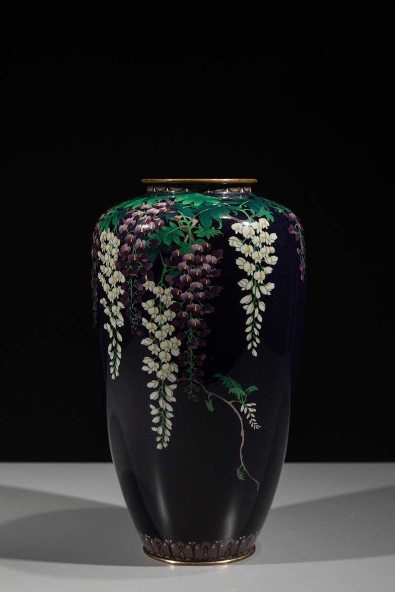Vaso cloisonné in filo d’argento con glicine su fondo blu notte, firmato Ota Hyozo