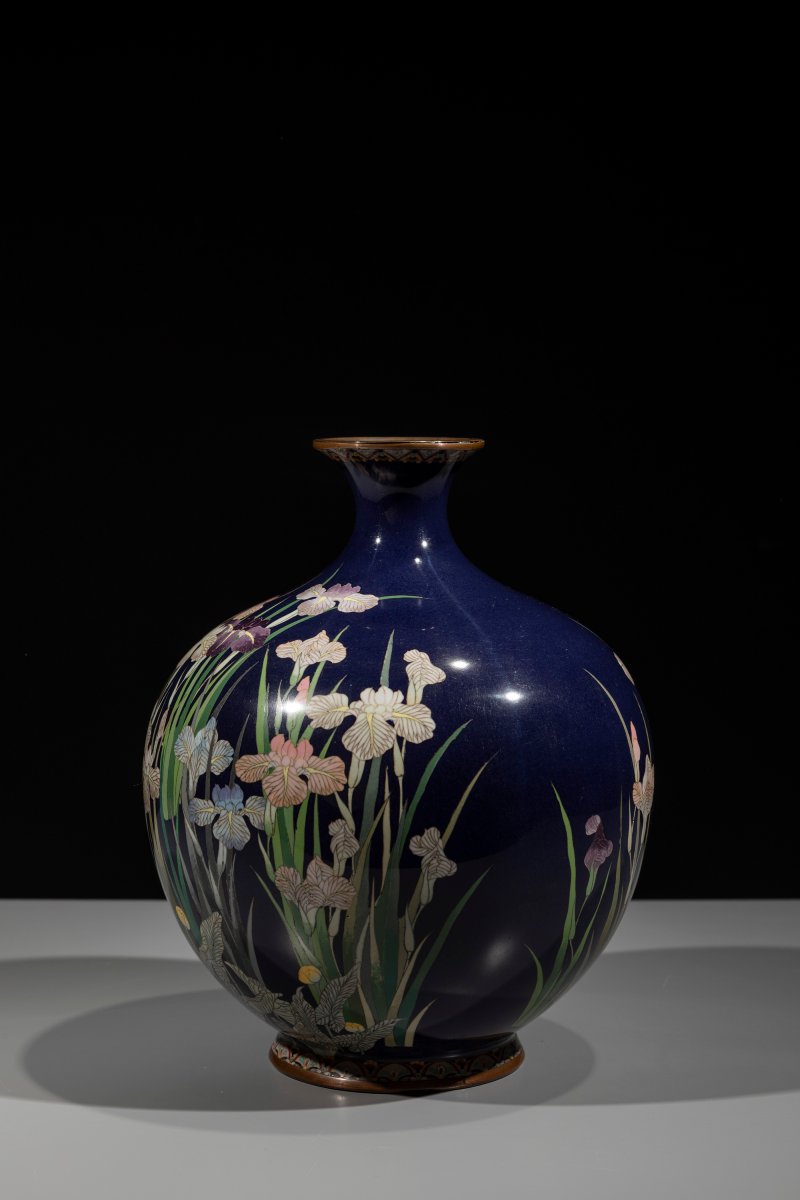 Vaso giapponese cloisonné con iris policromi su fondo blu notte -photo-2