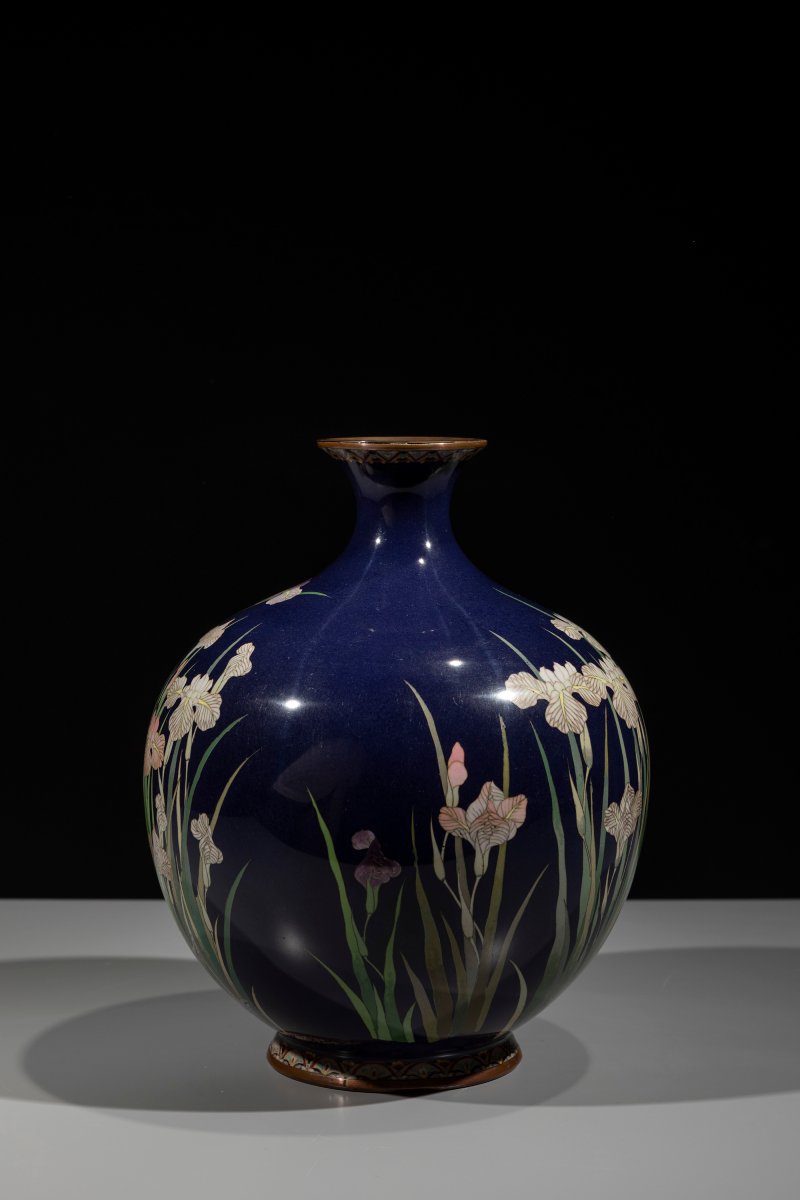 Vaso giapponese cloisonné con iris policromi su fondo blu notte -photo-3