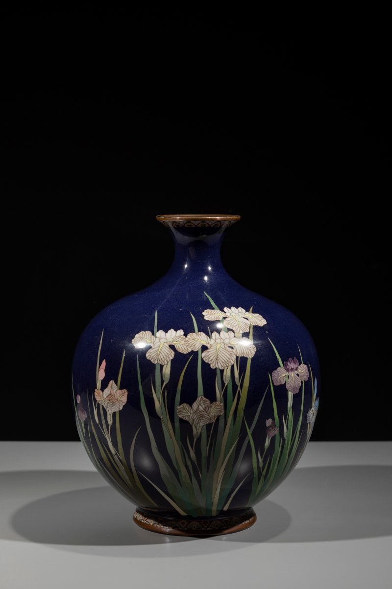 Vaso giapponese cloisonné con iris policromi su fondo blu notte -photo-4