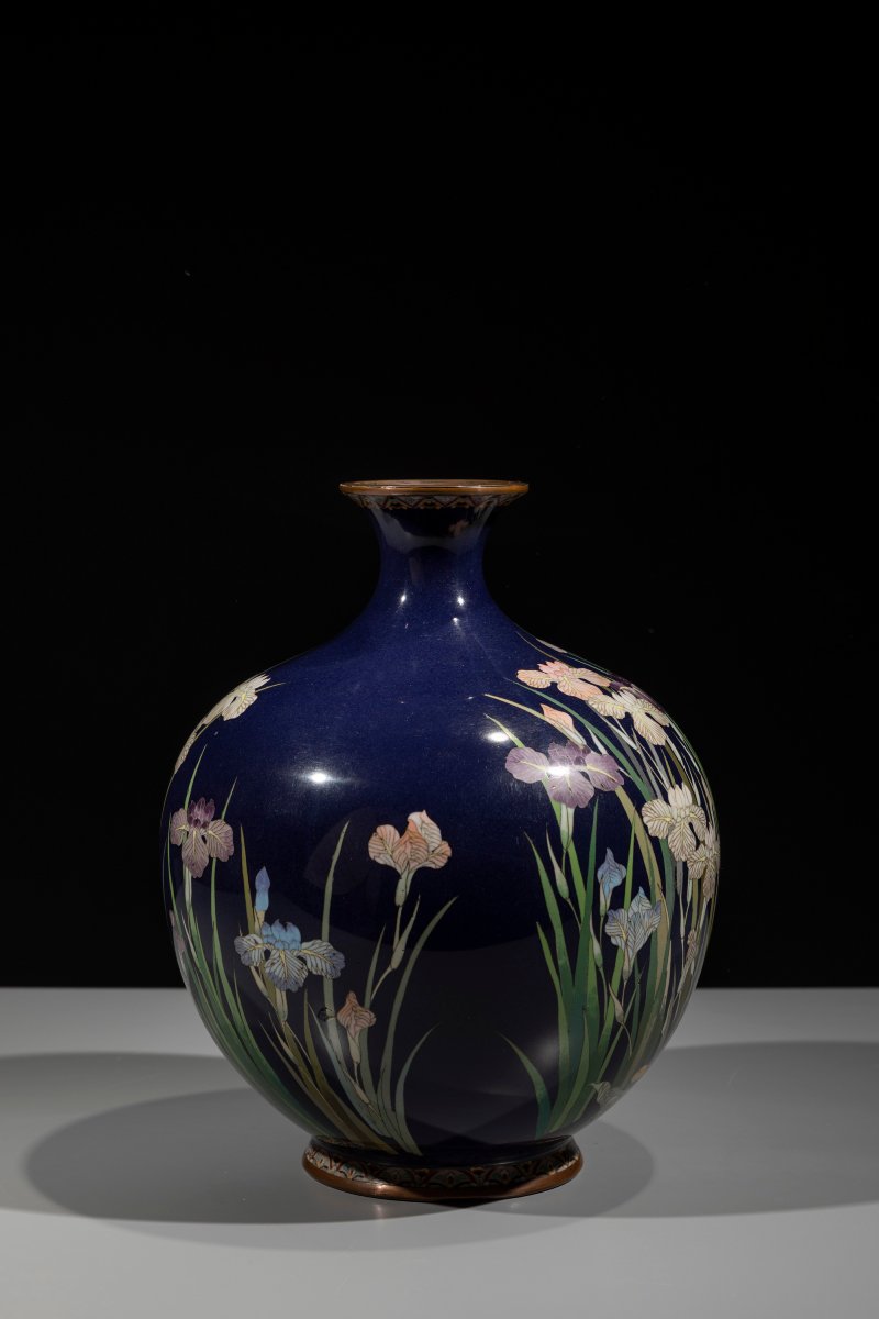 Vaso giapponese cloisonné con iris policromi su fondo blu notte -photo-1