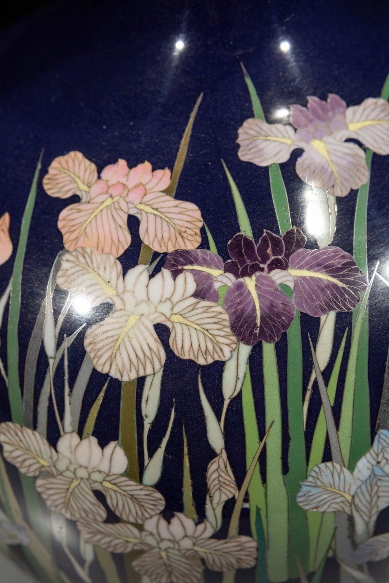 Vaso giapponese cloisonné con iris policromi su fondo blu notte -photo-2