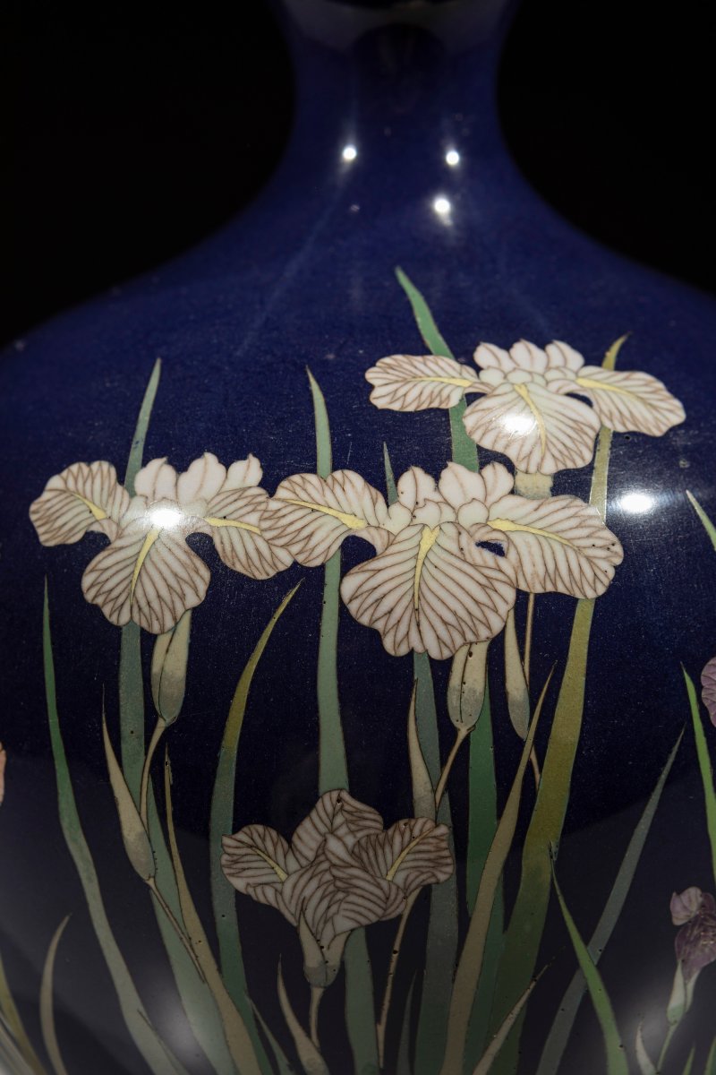 Vaso giapponese cloisonné con iris policromi su fondo blu notte -photo-4