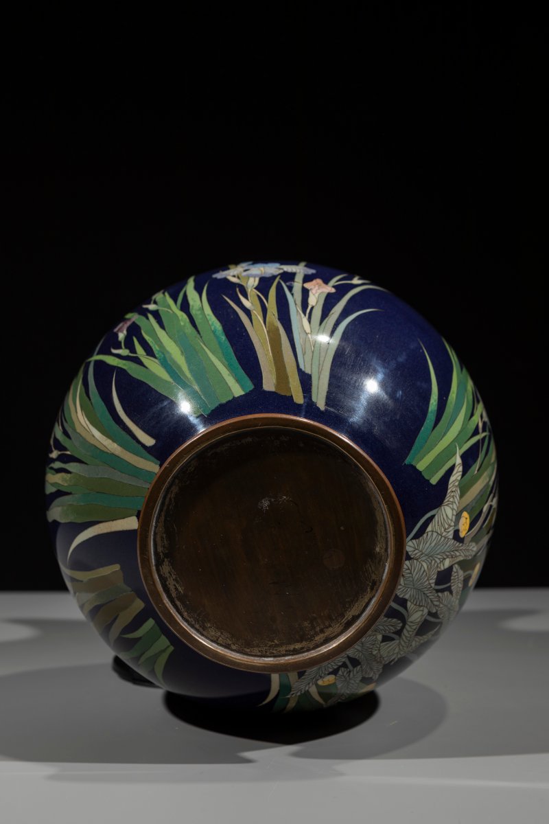 Vaso giapponese cloisonné con iris policromi su fondo blu notte -photo-6