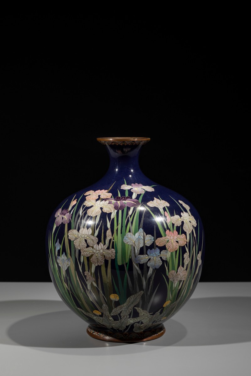 Vaso giapponese cloisonné con iris policromi su fondo blu notte 