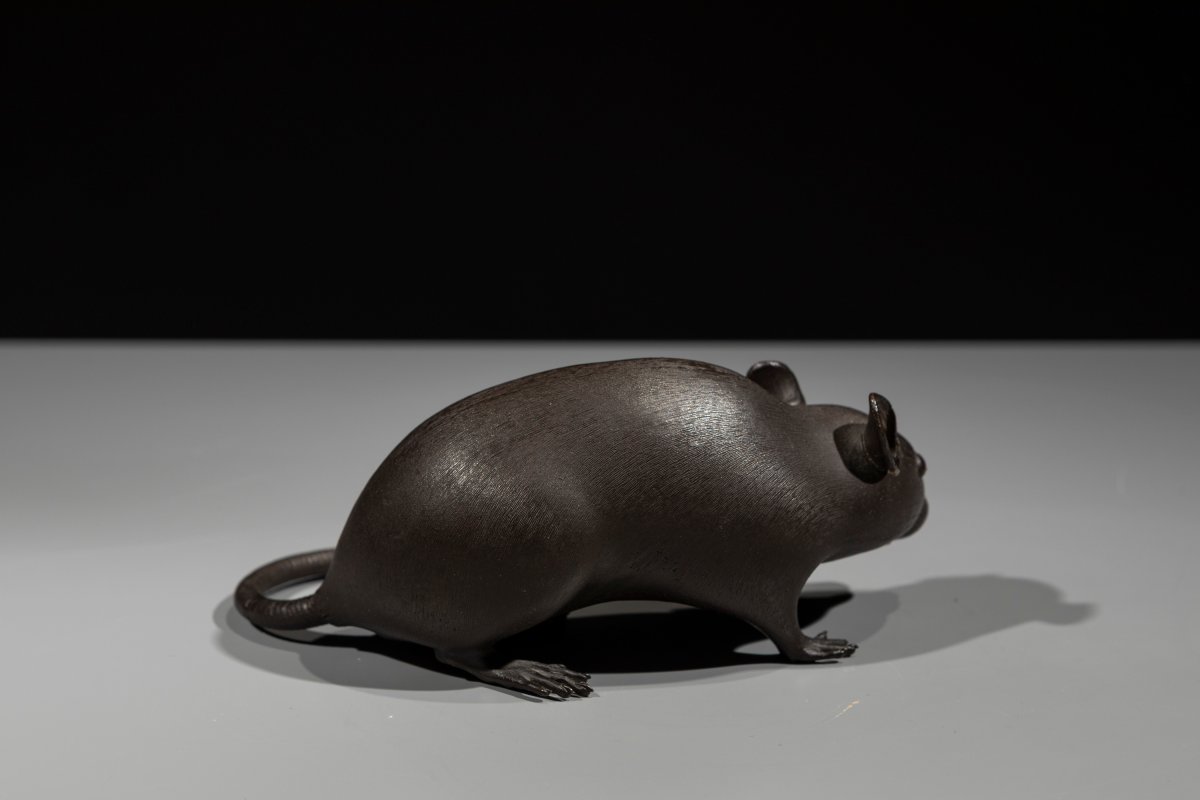 Okimono in bronzo raffigurante un topo accucciato-photo-2