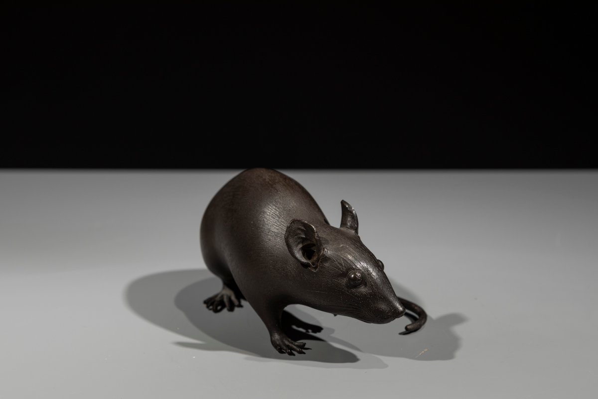 Okimono in bronzo raffigurante un topo accucciato-photo-3