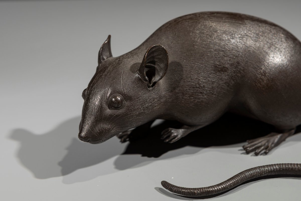 Okimono in bronzo raffigurante un topo accucciato-photo-4