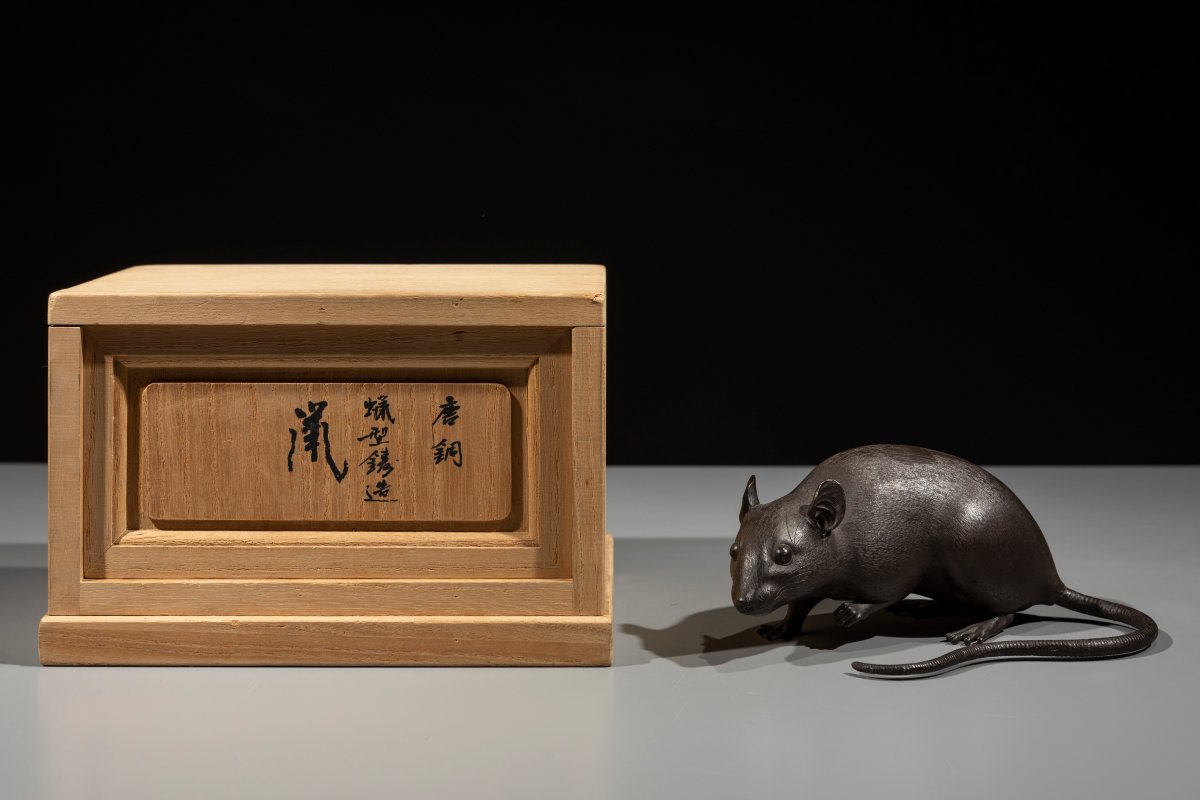 Okimono in bronzo raffigurante un topo accucciato-photo-2