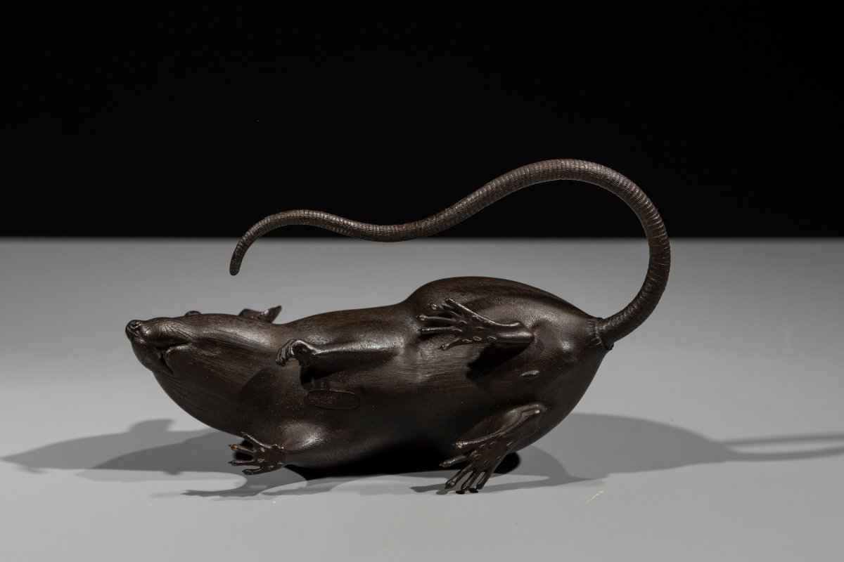 Okimono in bronzo raffigurante un topo accucciato-photo-3